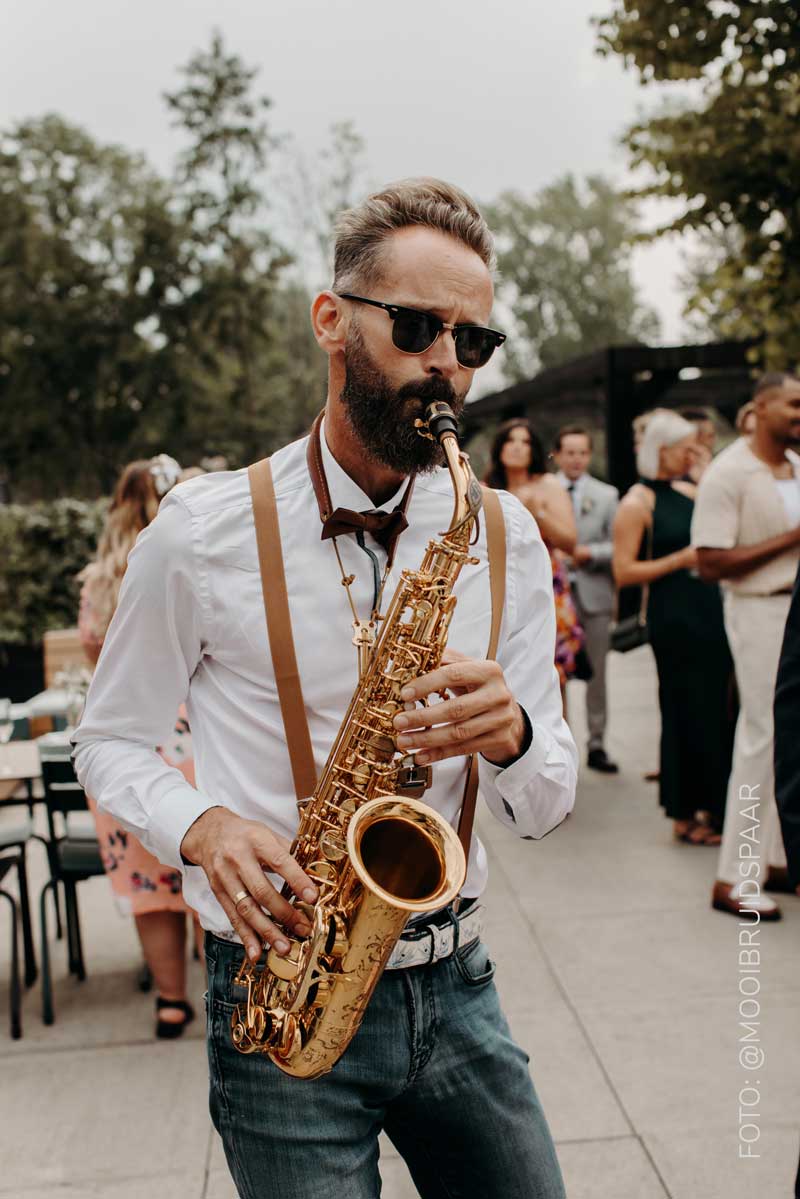 Pieter-Sax-speelt-bij-Deng-Utrecht-op-een-trouwborrel-live-Sax-muziek Pieter Sax speelt op een trouwborrel bij Deng Utrecht op zijn saxofoon