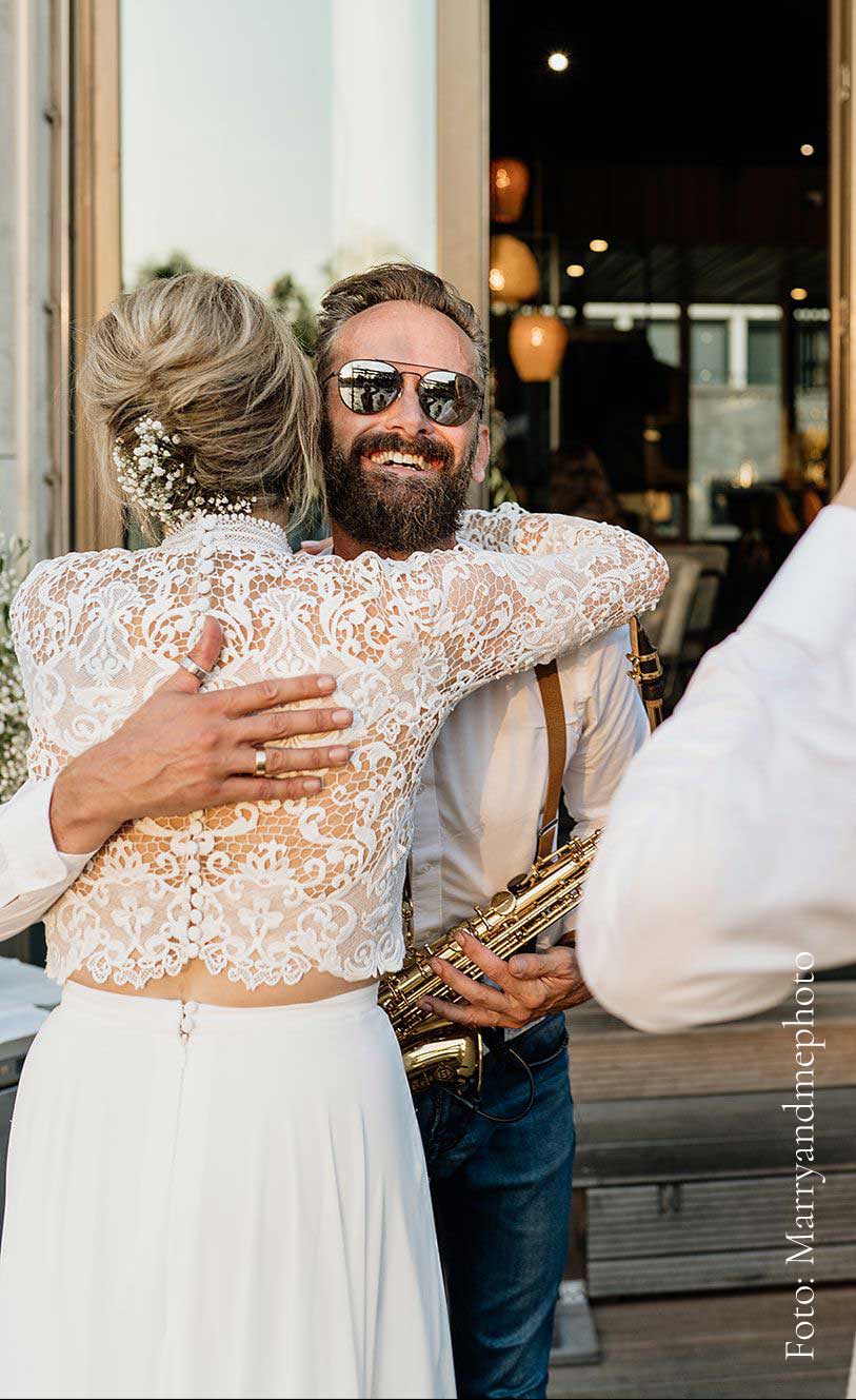 Mr. Pieter Sax speelt op bruiloft bij live Ode aan de Amstel | en omhelst de bruid Mr. Pieter Sax speelt op bruiloft bij live Ode aan de Amstel