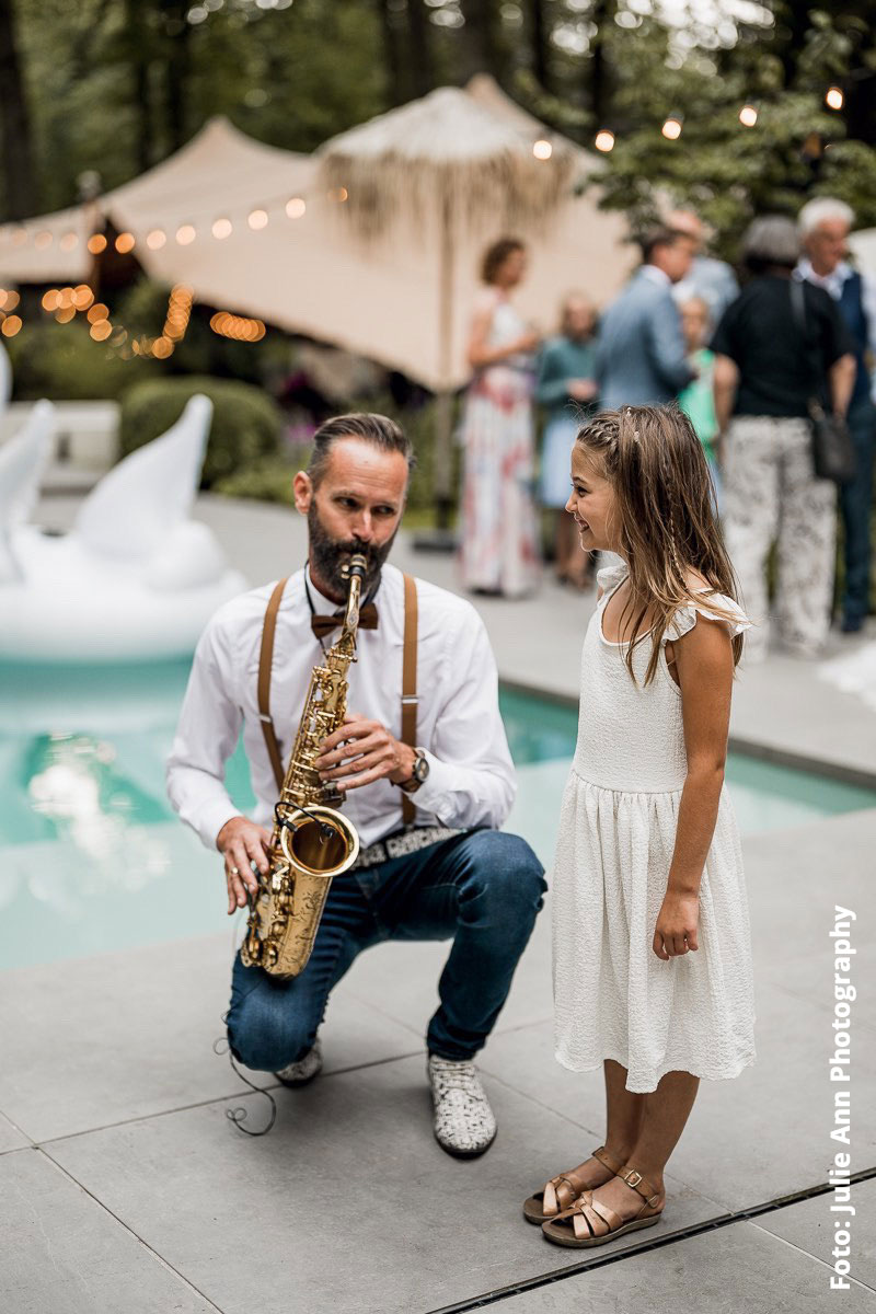 Pieter-Sax-speelt-op-zijn-saxofoon-op-een-Italiaanse-bruiloft-en-laat-daarbij-een-kindje-stralen Trouwborrel Nijmegen