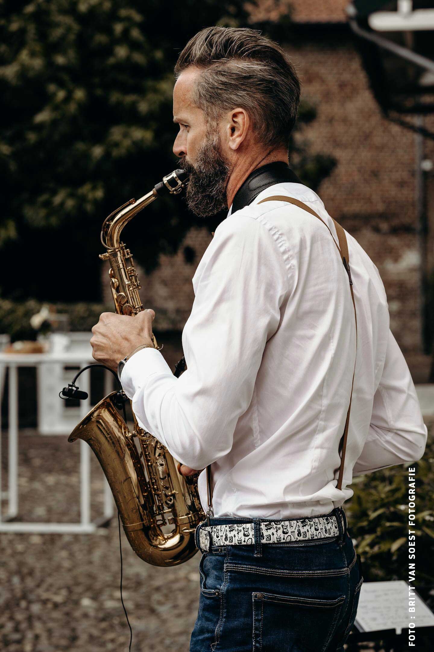 Pieter-Sax-op-trouwborrel-in-Sittard Pieter speelt op een trouwborrel in Sittard Lounge muziek