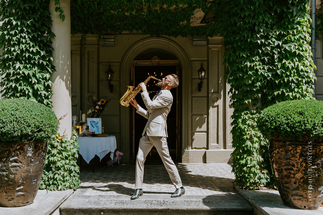 Bij kasteel de Hoogenweerth Maastricht Mr. Pieter Sax speelt saxofoon bij de entree van Kasteel de Hoogenweerth