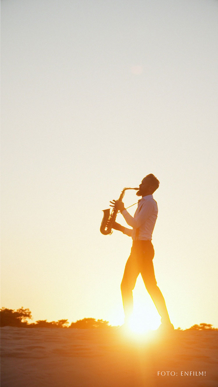 Pieter Sax op een zandduin tijdens opname nieuwe Reel bij Soesterduinen Pieter Sax op een zandduin tijdens opname nieuwe Reel bij Soesterduinen